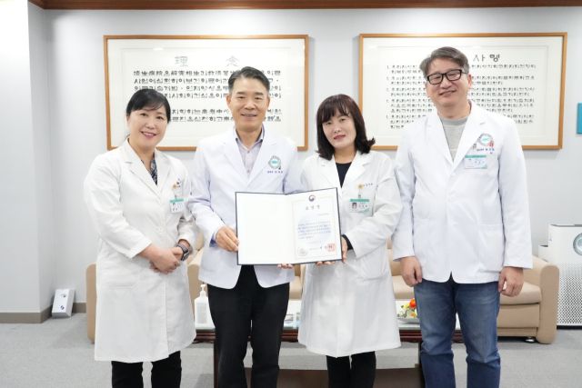 분당제생병원 관계자들이 퇴원손상심층조사 사업 질병관리청장 표장을 받고 기념촬영을 하고 있다. 분당제생병원 제공