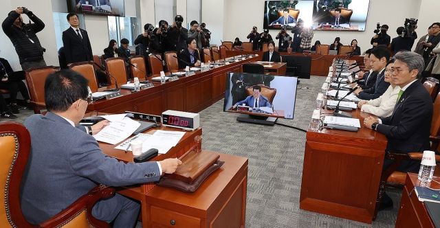 18일 오전 국회에서 더불어민주당 등 야당 주도로 헌법재판관 인사청문특별위원회가 교체된 박지원 위원장의 주재로 열리고 있다. 연합뉴스