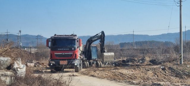여주시 남한강 출렁다리 공사현장 인근 하천부지에서 골재채취가 이뤄지고 있다. 유진동기자