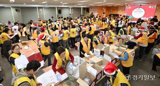 18일 오후 인천 연수구 대한적십자사 인천지사에서 진행된 '2024 나눔션샤인' 행사에서 적십자 봉사원들과 RCY 단원들이 겨울철 대비 취약계층에게 전달할 장갑, 목도리, 담요 등 방한물품을 상자에 담고 있다. 조병석기자