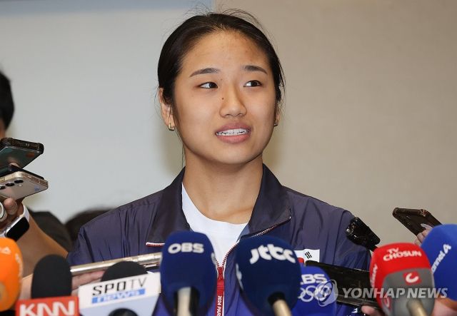 2024 파리 올림픽 배드민턴 여자 단식 금메달 획득 후 협회의 문제점을 제기해 이슈의 중심에 선 안세영이 귀국 후 입장을 밝히고 있다.연합뉴스