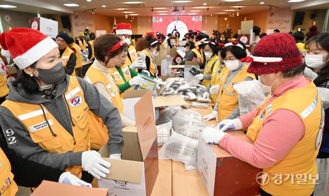 18일 오후 인천 연수구 대한적십자사 인천지사에서 진행된 '2024 나눔션샤인' 행사에서 적십자 봉사원들과 RCY 단원들이 겨울철 대비 취약계층에게 전달할 장갑, 목도리, 담요 등 방한물품을 상자에 담고 있다. 조병석기자