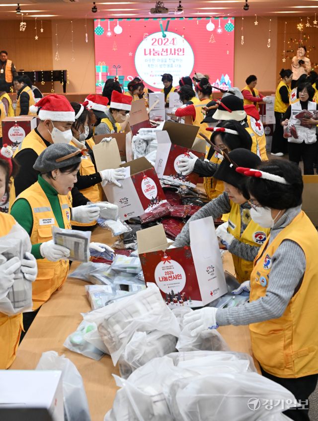 18일 오후 인천 연수구 대한적십자사 인천지사에서 진행된 '2024 나눔션샤인' 행사에서 적십자 봉사원들과 RCY 단원들이 겨울철 대비 취약계층에게 전달할 장갑, 목도리, 담요 등 방한물품을 상자에 담고 있다. 조병석기자