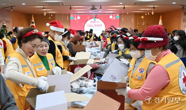 18일 오후 인천 연수구 대한적십자사 인천지사에서 진행된 '2024 나눔션샤인' 행사에서 적십자 봉사원들과 RCY 단원들이 겨울철 대비 취약계층에게 전달할 장갑, 목도리, 담요 등 방한물품을 상자에 담고 있다. 조병석기자