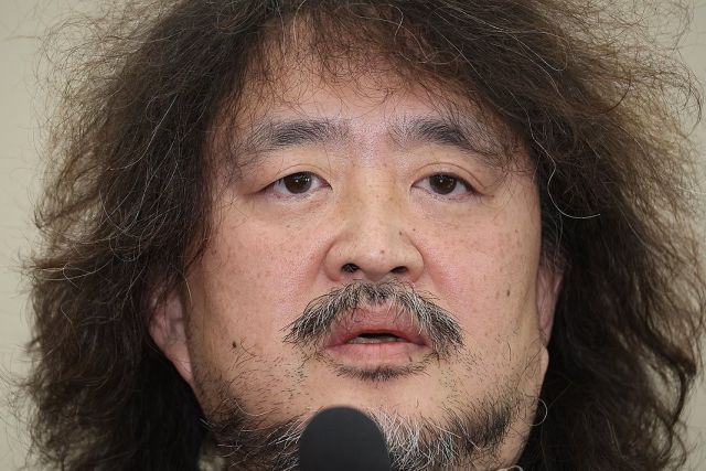 ‘12·3 비상계엄’과 관련해 방송인 김어준 씨가 국회 과학기술정보방송통신위원회 전체회의에서 최민희 위원장의 질의에 답변하고 있다. 연합뉴스