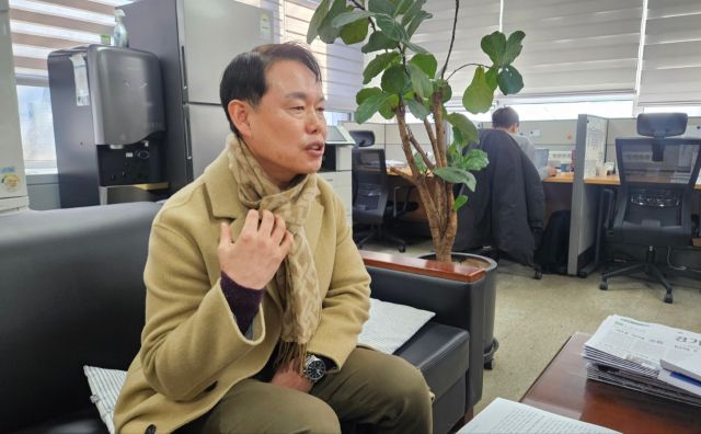 18일 인천시청 기자실에서 임춘원 국민의힘 인천시의회 원내대표가 기자회견을 하고 있다. 장민재 기자