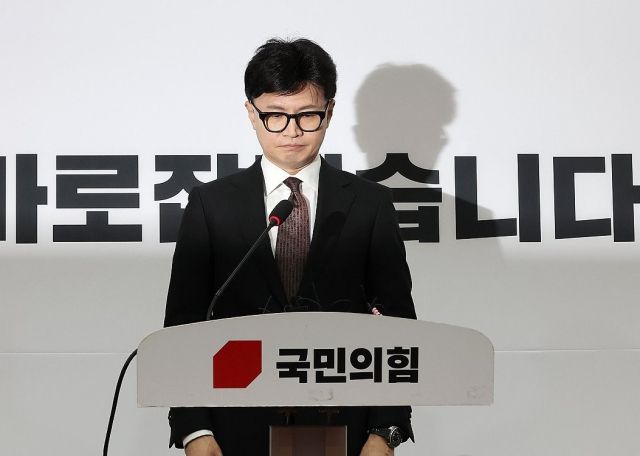 국민의힘 한동훈 대표가 16일 오전 국회에서 열린 기자회견에서 당 대표직 사퇴 입장을 밝히고 있다. 연합뉴스
