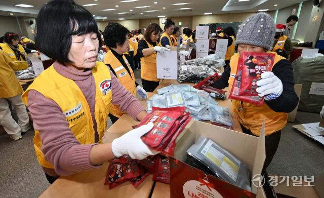18일 오후 인천 연수구 대한적십자사 인천지사에서 진행된 '2024 나눔션샤인' 행사에서 적십자 봉사원들과 RCY 단원들이 겨울철 대비 취약계층에게 전달할 장갑, 목도리, 담요 등 방한물품을 상자에 담고 있다. 조병석기자