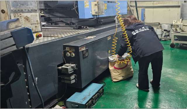 인천시 특별사법경찰이 무허가 환경오염 배출시설을 단속을 하고 있다. 인천시 제공