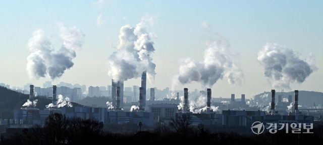 아침기온이 영하의 날씨를 보인 18일 인천 서구 아라타워에서 바라본 서인천복합화력발전소 굴뚝에서 수증기가 뿜어져 나오고 있다. 조병석기자