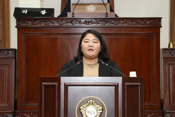 진선화 여주시의원이 최근 개최된 정례회 자유발언을 통해 집행부 행정개선을 위한 제언의 발언을 진행하고 있다. 여주시의회 제공