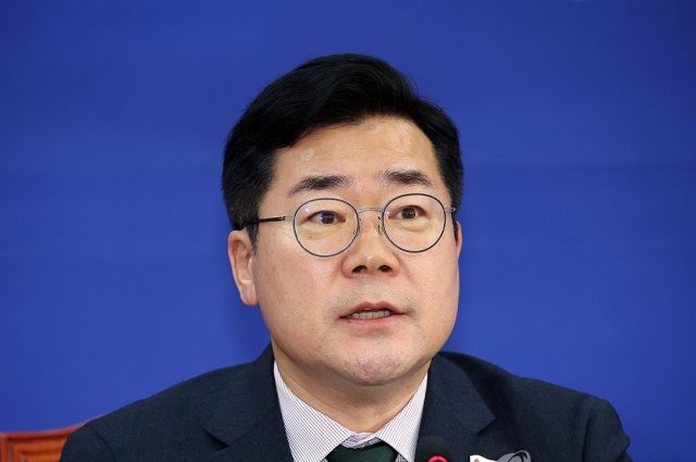 더불어민주당 박찬대 원내대표가 19일 오전 국회에서 열린 정책조정회의에서 발언을 하고 있다. 연합뉴스