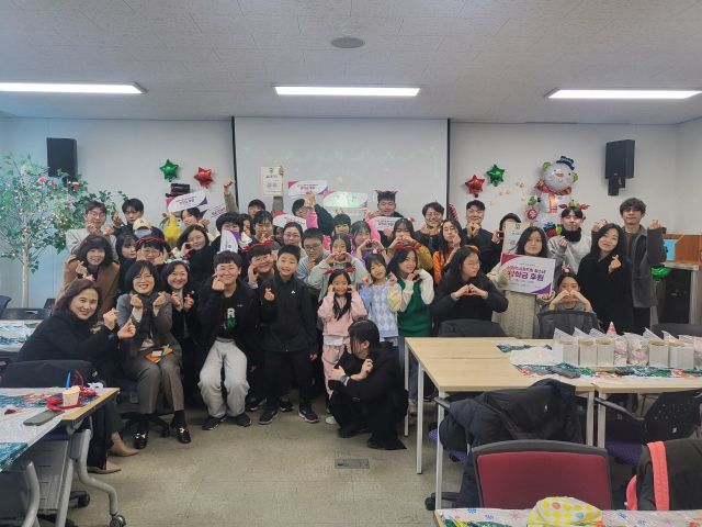 지난 17일 남양주시 학교밖청소년지원센터에서 청소년들이 연말행사를 진행하며 관계자들과 기념촬영을 하고 있다. 남양주시 제공