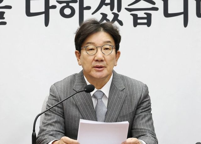 국민의힘 권성동 당 대표 권한대행 겸 원내대표(가운데)가 19일 오전 국회에서 열린 원내대책회의에서 발언하고 있다. 연합뉴스