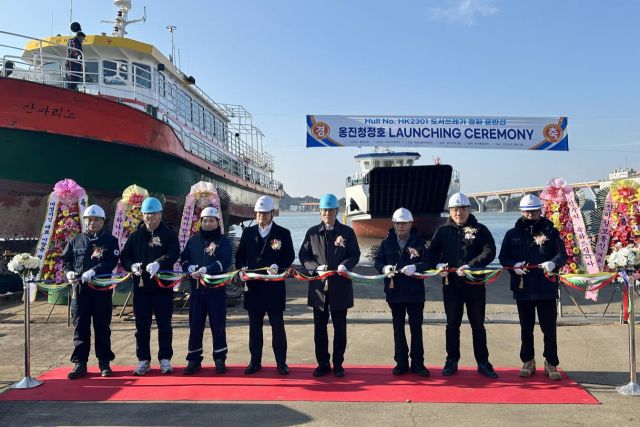 인천 옹진군은 최근 전라남도 목포시에서 도서쓰레기 정화운반선인 ‘옹진청정호’의 진수식을 했다. 군 제공
