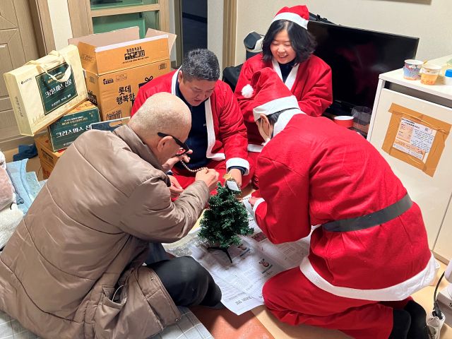 한국건강관리협회 경기도지부 임직원들이 ‘수원 사랑의 산타’ 봉사활동에 동참했다. 건협 경기도지부 제공
