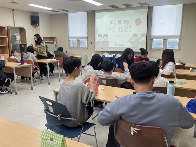 지난 18일 오후 분당정자청소년수련관에서 관내 청소년들이 재가복지 보훈대상자에게 나눌 물품을 제작하고 있다. 경기동부보훈지청 제공