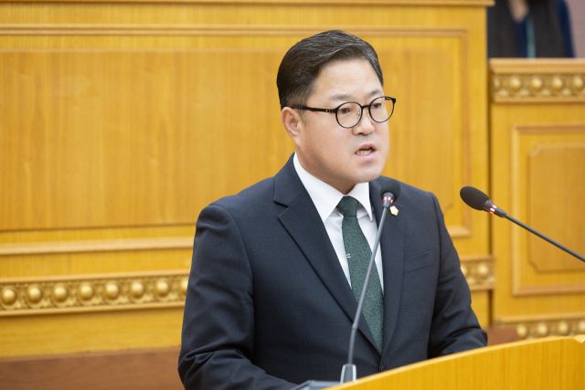 김현수 예산결산특별위원장이 19일 열린 제372회 정례회 4차 본회의에서 내년도 예산안 심의에 대해 보고하고 있다. 양주시의회 제공