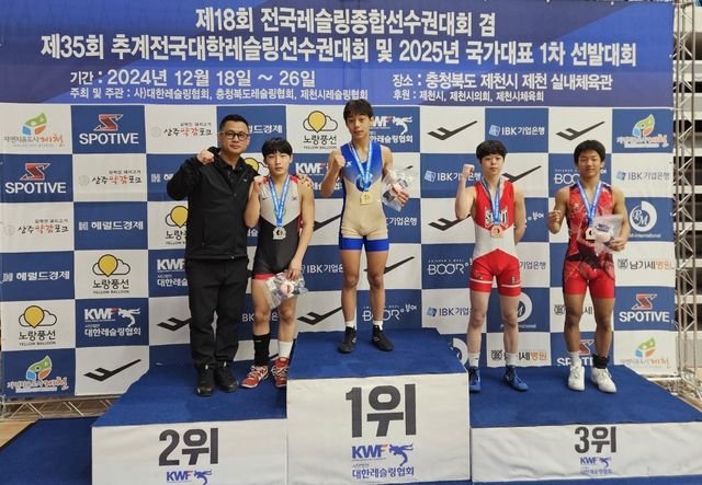 남고부 자유형 53㎏급서 금메달을 획득한 정회식이 시상대 가장 높은 곳에서 웃고 있다.곡정고 제공