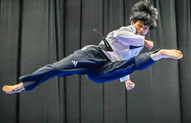 1일(현지시간) 홍콩 콜로세움에서 열린 2024 세계태권도품새선수권대회에서 남자 17세 이하 프리스타일서 환상적인 경연을 펼치며 우승한 오산 성호중 변재영이 힘차게 도약하고 있다.세계태권도연맹 제공