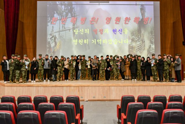 전역자(병1294기)들이 부대에서 처음으로 열린 가족초청 전역행사에서 가족들과 함께 전역 기쁨을 나누며 단체사진을 촬영하고 있다. 해병대 제2사단 제공