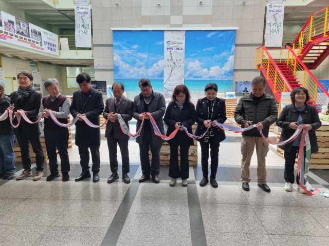인천환경운동연합은 2일 인천대학교 제물포캠퍼스 평생학습관에서 ‘인천환경운동의 역사를 잇다’ 전시회 개막행사를 했다. 정성식기자
