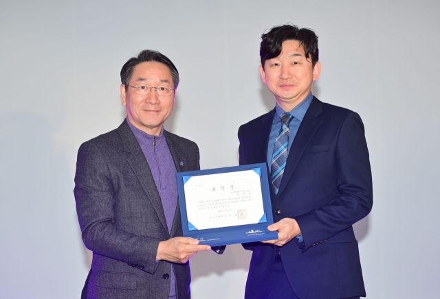 이승호 가천대 길병원 산부인과 교수(오른쪽)이 ‘2024년 여성폭력 추방주간’ 인천시장상을 수상한 뒤 유정복 인천시장과 기념촬영을 하고 있다. 가천대 길병원 제공