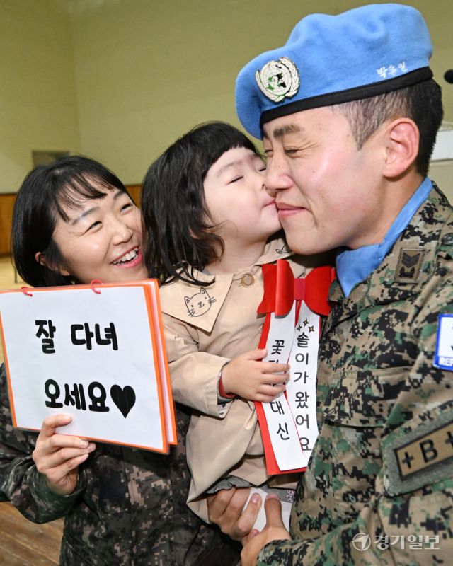 남수단 파병부대인 한빛부대 19진 환송식이 열린 2일 인천 계양구 국제평화지원단에서 파병 신고를 마친 박동일 상사가 가족들과 인사하고 있다. 한빛 19진은 오랜 내전으로 국토가 파괴된 남수단의 재건 지원과 민·군작전을 위해 출국해 내년 8월까지 8개월 동안 남수단에서 임무를 수행할 예정이다. 조병석기자
