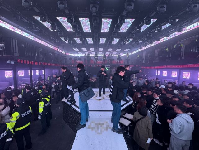 지난 1일 수원특례시 팔달구의 한 베트남인 전용 클럽에서 마약 유통과 관련해 경찰과 수원출입국외국인청 직원들이 합동단속을 벌이고 있다. 수원서부서 제공