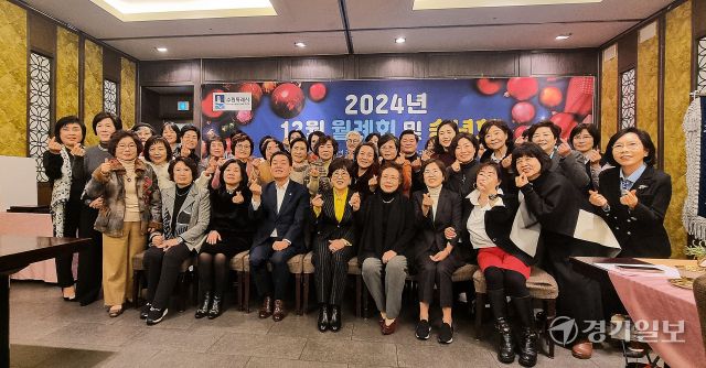 2일 오전 김외순 수원특례시여성자문위원회장과 이재준 수원특례시장 등이 참석한 가운데 수원특례시여성자문위원회 회원들이 ‘2024년 12월 월례회 및 송년회’ 기념촬영을 하고 있다. 이나경기자