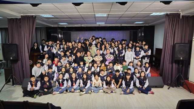 김준혁(수원정), 채현일, 부승찬 의원(용인병)이 2일 양한국국제학교 학생 등과 기념촬영을 하고 있다. 의원실 제공