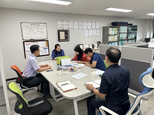 경기광역자활센터의 '2024년 자활기업 사회적가치 우수상 지원사업'에 선정된 갓피플㈜ 직원들의 모습. 경기광역자활센터 제공