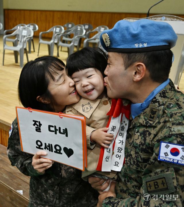 남수단 파병부대인 한빛부대 19진 환송식이 열린 2일 인천 계양구 국제평화지원단에서 파병 신고를 마친 박동일 상사가 가족들과 인사하고 있다. 한빛 19진은 오랜 내전으로 국토가 파괴된 남수단의 재건 지원과 민·군작전을 위해 출국해 내년 8월까지 8개월 동안 남수단에서 임무를 수행할 예정이다. 조병석기자