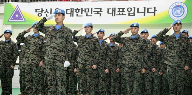 2일 오전 10시30분께 인천 계양구 효성동 국제평화지원단에서 열린 남수단재건지원단(한빛 19진)의 환송식에서 장병들이 경례를 하고 있다. 조병석 기자