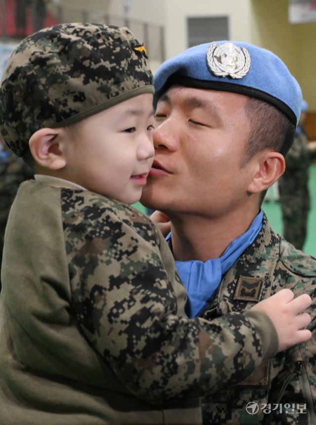 남수단 파병부대인 한빛부대 19진 환송식이 열린 2일 인천 계양구 국제평화지원단에서 파병 신고를 마친 부대원이 아이와 포옹하고 있다. 한빛 19진은 오랜 내전으로 국토가 파괴된 남수단의 재건 지원과 민·군작전을 위해 출국해 내년 8월까지 8개월 동안 남수단에서 임무를 수행할 예정이다. 조병석기자