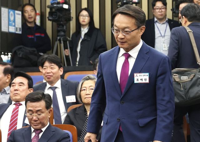 국민의힘 조해진 의원이 지난 4월19일 국회에서 열린 원외조직위원장 간담회에 입장하고 있다. 이날 간담회에는 4·10 총선 수도권 낙선자들을 비롯한 원외 조직위원장들이 참석했다. 연합뉴스