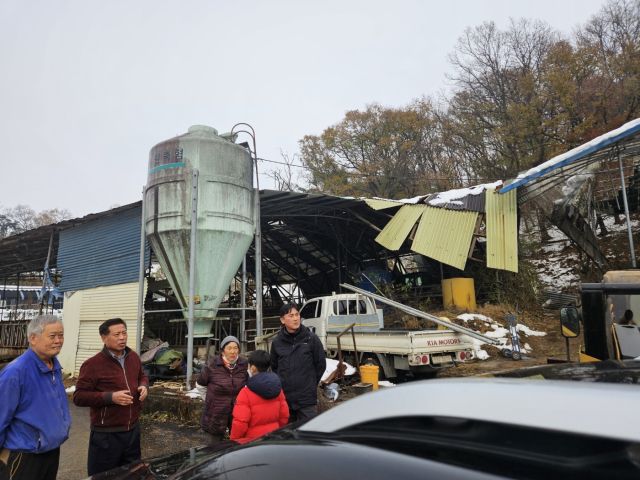 지난 1일 장주익 수원축협 조합장(왼쪽 두번째)이 폭설 피해 농가를 방문해 피해 현황을 살펴보고 있다. 수원축산농협 제공