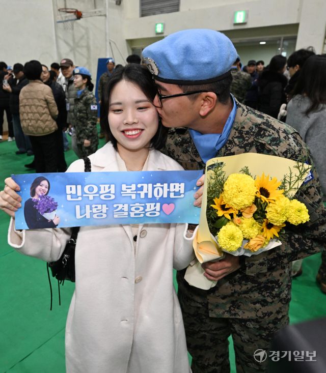 남수단 파병부대인 한빛부대 19진 환송식이 열린 2일 인천 계양구 국제평화지원단에서 파병 신고를 마친 한 부대원이 여자친구와 기념사진을 찍고 있다. 한빛 19진은 오랜 내전으로 국토가 파괴된 남수단의 재건 지원과 민·군작전을 위해 출국해 내년 8월까지 8개월 동안 남수단에서 임무를 수행할 예정이다.조병석기자