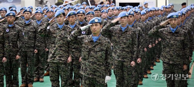 남수단 파병부대인 한빛부대 19진 장병들이 2일 인천 계양구 국제평화지원단에서 열린 파병환송식에서 파병 신고를 하고 있다. 한빛 19진은 오랜 내전으로 국토가 파괴된 남수단의 재건 지원과 민·군작전을 위해 출국해 내년 8월까지 8개월 동안 남수단에서 임무를 수행할 예정이다.조병석기자