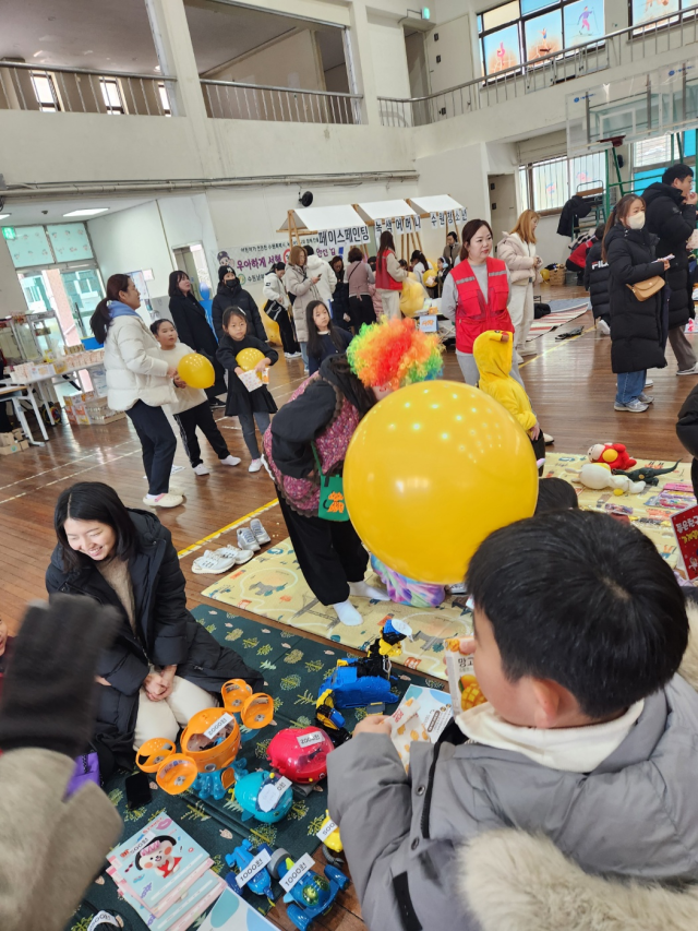 아껴 쓰고 나눠 쓰는’ 아나바다 장터 프로그램 모습. 수원신곡초 학부모회 제공.