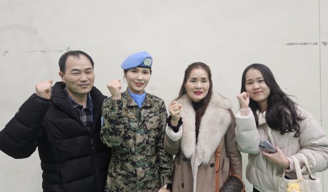 2일 한빛 19진 환송식을 마친 뒤 정지은 중사가 가족들에게 격려를 받고 기념 촬영일 하고 있다. 장민재 기자