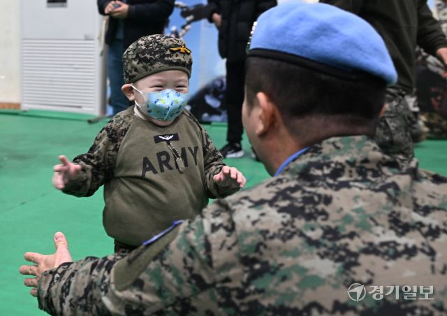 남수단 파병부대인 한빛부대 19진 환송식이 열린 2일 인천 계양구 국제평화지원단에서 파병 신고를 마친 부대원이 아이와 포옹하고 있다. 한빛 19진은 오랜 내전으로 국토가 파괴된 남수단의 재건 지원과 민·군작전을 위해 출국해 내년 8월까지 8개월 동안 남수단에서 임무를 수행할 예정이다. 조병석기자