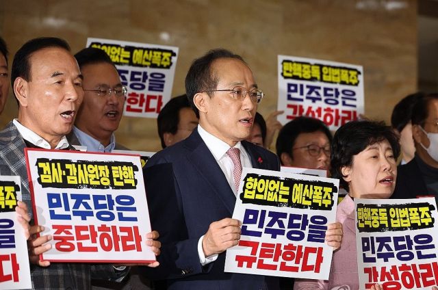 2일 정기회 제14차 본회의가 열리는 서울 여의도 국회 로텐더홀에서 국민의힘 의원들이 민주당의 감사원장 탄핵안 보고와 관련해 피켓 시위를 하고 있다. 연합뉴스