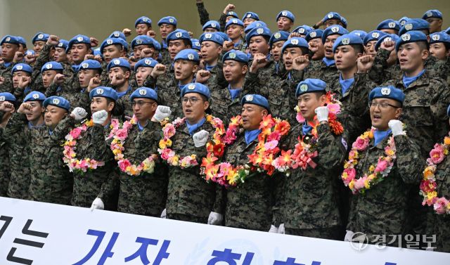 남수단 파병부대인 한빛부대 19진 장병들이 2일 인천 계양구 국제평화지원단에서 열린 파병환송식에서 파이팅을 외치며 기념촬영을 하고 있다. 한빛 19진은 오랜 내전으로 국토가 파괴된 남수단의 재건 지원과 민·군작전을 위해 출국해 내년 8월까지 8개월 동안 남수단에서 임무를 수행할 예정이다.조병석기자