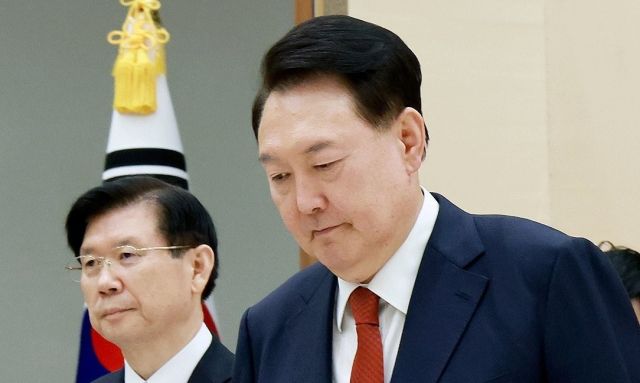 (왼쪽부터) 박종준 대통령 경호처장, 윤석열 대통령. 연합뉴스