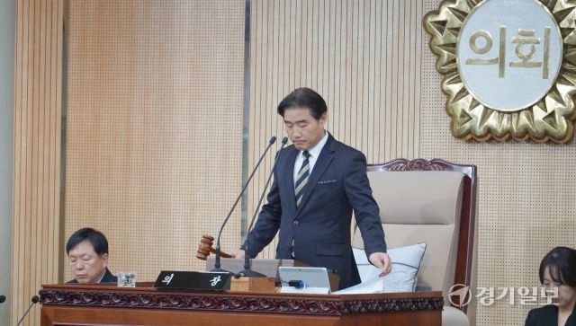 20일 열린 제290회 고양시의회 제4차 본회의에서 김운남 의장이 2025년도 예산안이 가결됐음을 선포하고 있다. 신진욱기자