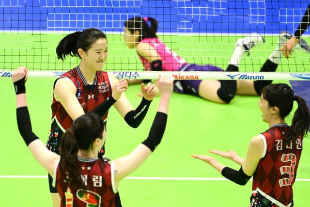 20일 수원체육관에서 벌어진 V리그 여자부 3라운드 인천 흥국생명과 경기서 수원 현대건설 선수들이 득점한 후 환호하고 있다.KOVO 제공