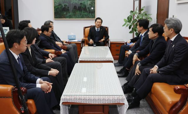 지난 17일 오후 국회 법제사법위원장실에서 열린 '윤석열 대통령 탄핵소추단' 1차 회의 모습. 연합뉴스