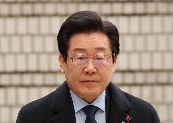 더불어민주당 이재명 대표가 17일 서울 서초구 서울중앙지법에서 열린 '대장동 배임·성남FC 뇌물' 관련 1심 속행 공판에 출석하며 법정으로 향하고 있다. 연합뉴스