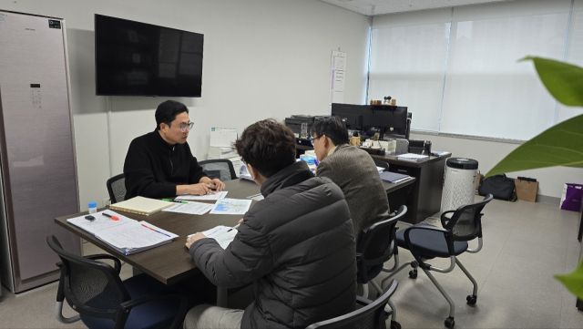 경기도의회 경제노동위원회 소속 이용욱 의원(더불어민주당·파주3)이 20일 도의회에서 도 관계자들과 파주 철도망 확충 논의를 하고 있다. 경기도의회 제공